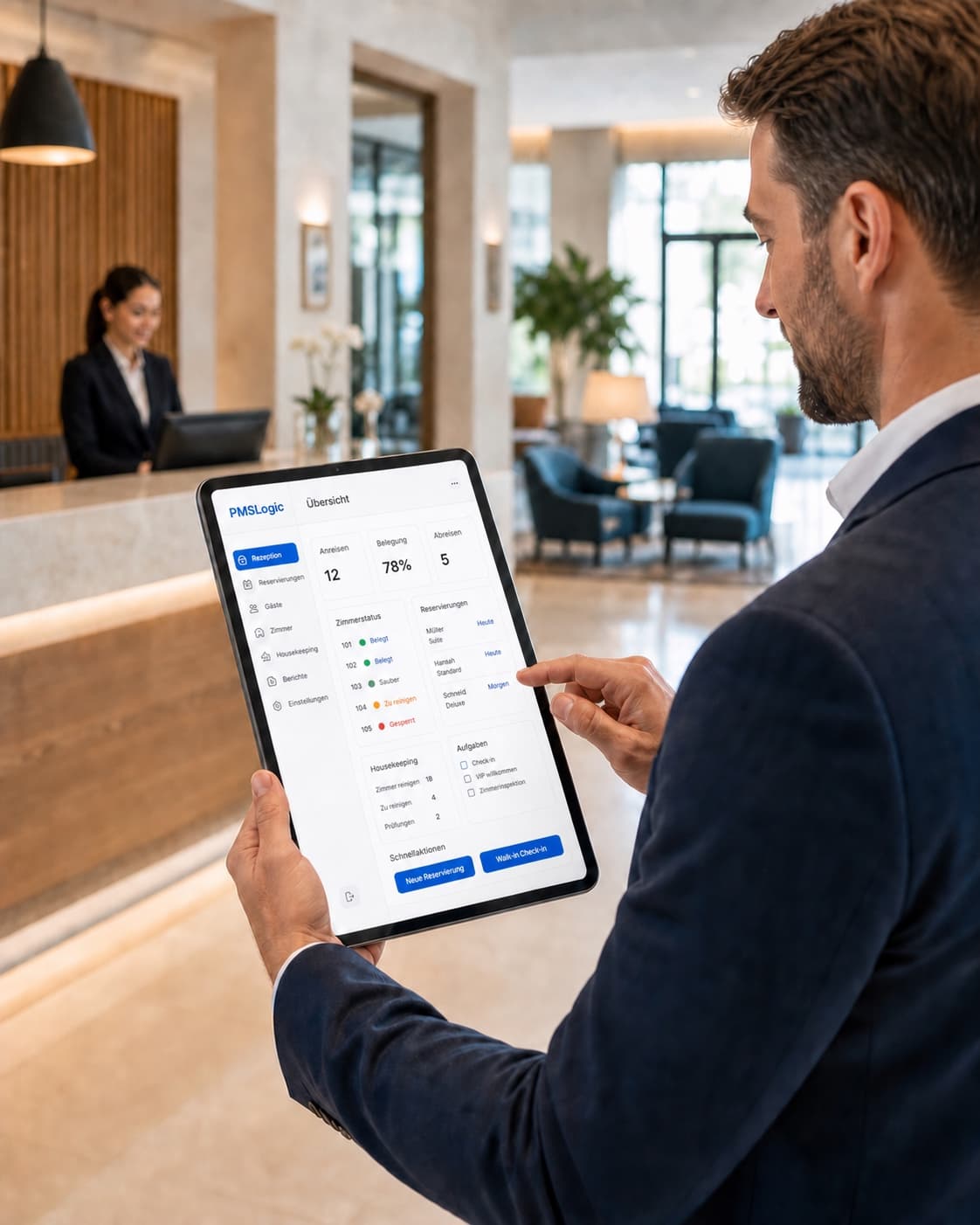 Hotelmanager nutzt PMSLogic Hotelsoftware auf einem Tablet an der Rezeption