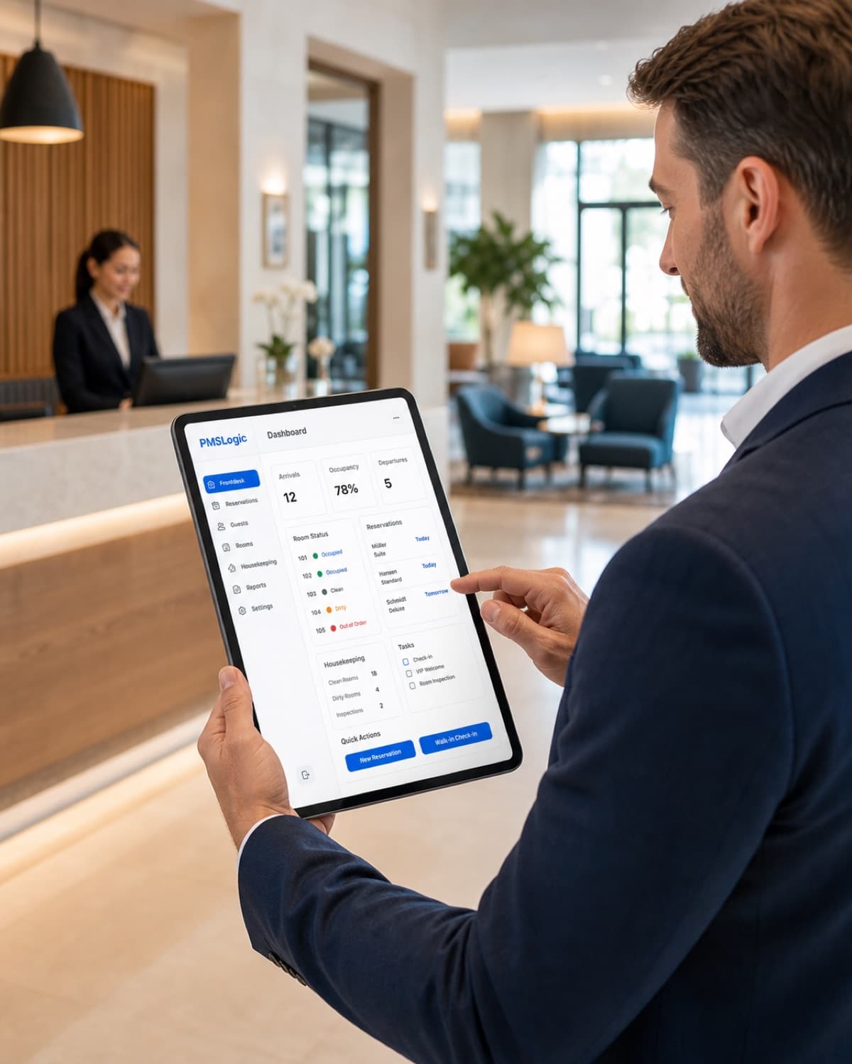 Hotelmanager nutzt PMSLogic Hotelsoftware auf einem Tablet an der Rezeption